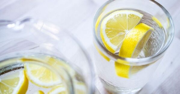 Adicionar suco de limão à água tornará mais fácil seguir uma dieta hídrica. 