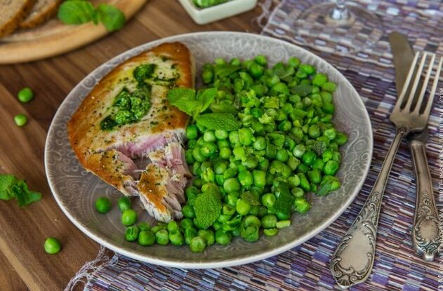 Jantar com ervilhas verdes
