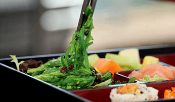 Salada e sushi
