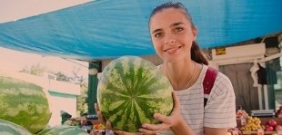comprando uma melancia
