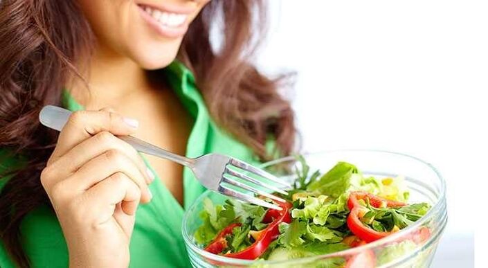 garota comendo salada de vegetais com uma dieta protéica