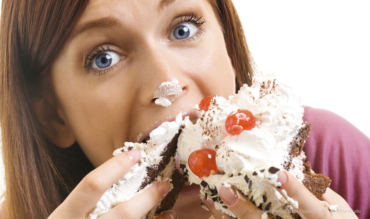 menina comendo bolo e melhorando como perder peso