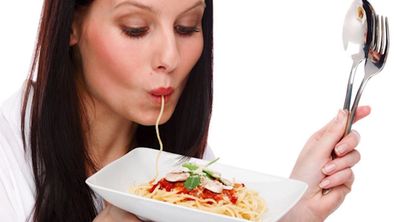 mulher comendo espaguete para emagrecer a barriga